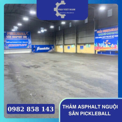 Thảm sân pickleball bằng asphalt nguội tạo mặt sân êm, bám tốt và an toàn khi di chuyển. Thi công nhanh, không cần máy móc phức tạp, phù hợp cho cả sân mới và cải tạo.