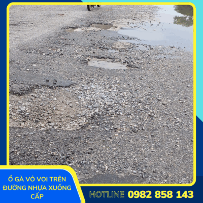 Ổ gà trên đường là nguyên nhân trực tiếp gây mất an toàn giao thông và làm hư hỏng hệ thống treo, lốp xe của phương tiện lưu thông