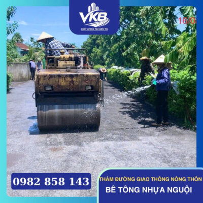 Thảm bê tông nhựa nguội cho đường giao thông nông thôn giúp tạo lớp mặt đường mới đồng đều, sạch đẹp và thuận tiện cho người dân đi lại, vận chuyển hàng hóa