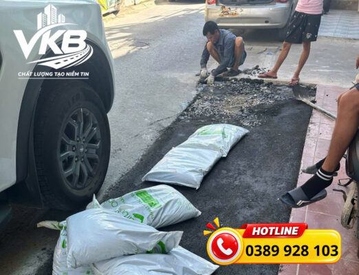 Cầu dốc xe máy bằng bê tông nhựa nguội giúp tạo lối chuyển tiếp êm giữa mặt đường và vỉa hè, thuận tiện cho việc đưa xe lên xuống.