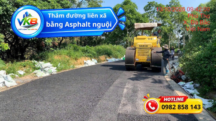 tưới nước bề mặt bê tông nhựa nguội trước khi lu lèn Trước khi lu lèn bê tông nhựa nguội Carboncor Asphalt, cần tưới nước làm ẩm bề mặt vật liệu theo hướng dẫn thi công